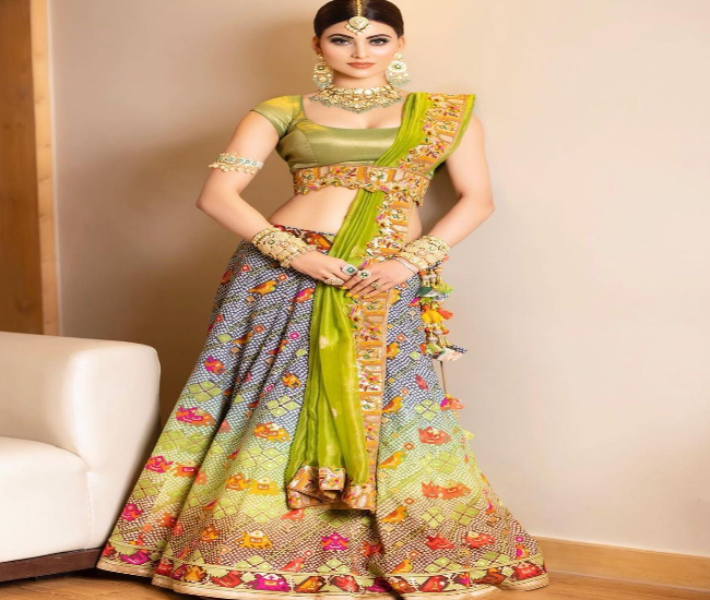 Urvashi  Rautela ने ट्रेडिशनल राजस्थानी ड्रेस में जीता फैंस का दिल, देखें ग्लैमरस तस्वीरें  